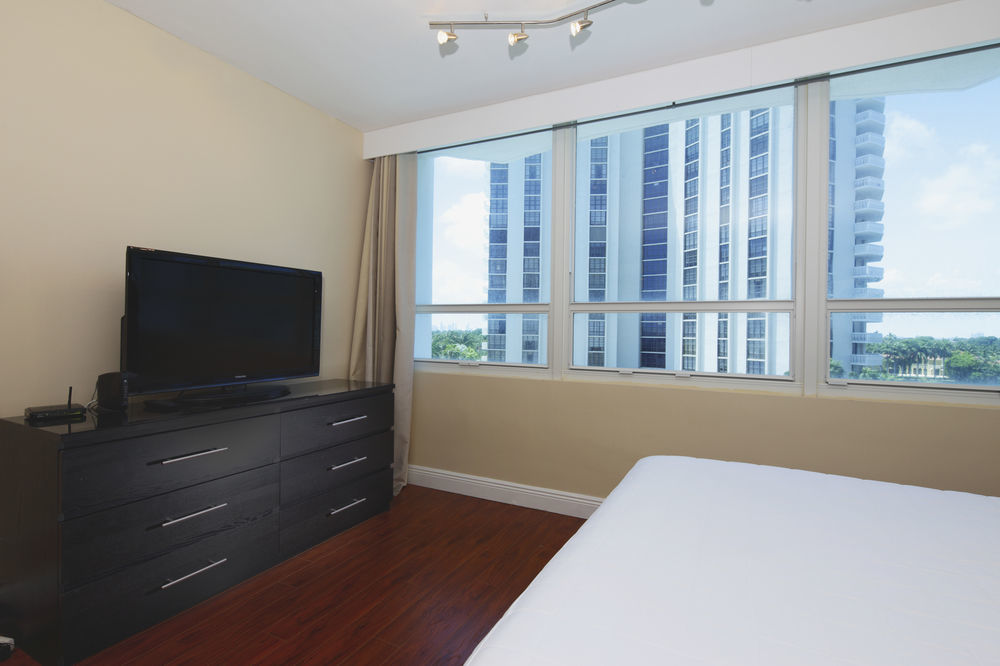 Castle Beach By New Point Miami Hotel - Miami Beach — Photos 3
