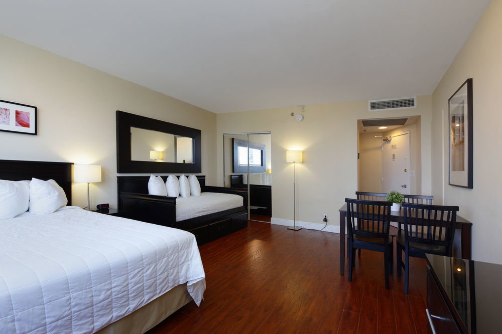 Castle Beach By New Point Miami Hotel - Miami Beach — Photos 2